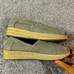 BOBS by Skechers Women’s Wedge Shoes – Taupe Canvas, Size 8